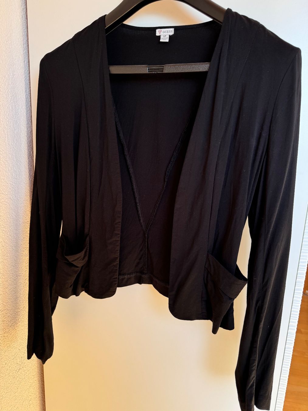 Guess Giacche: Schwarze Jacke von Guess, Grösse S. – Usato da Gommiswald venduto da Aloha.Spirit 1