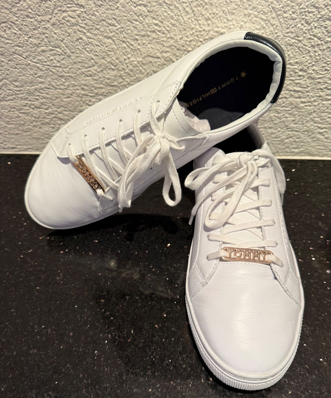 Tommy Hilfiger Scarpe da donna: Tommy Hilfiger, Essential, Sneaker low, Grösse 40 – Nuovo (secondo la descrizione) da Niederweningen venduto da baghirac