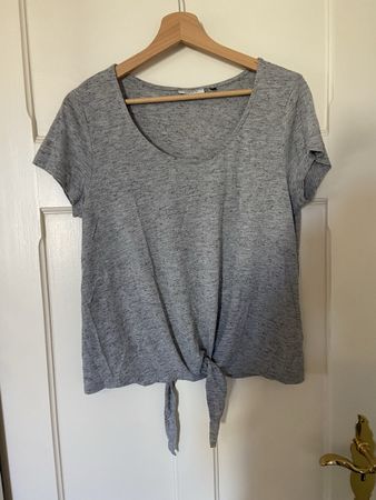 Only T-Shirt grau meliert mit Knotendetail Grösse L