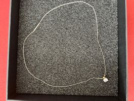 Collier fin avec pendentif carré - Élégant et discret!