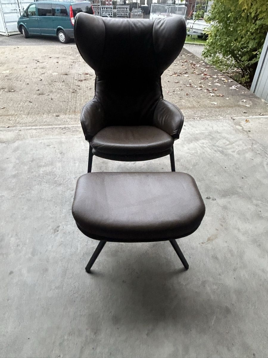Cassina Poltrone: Cassina Ohrensessel mit Ottoman – Usato da Starrkirch-Wil venduto da charlywatson 1