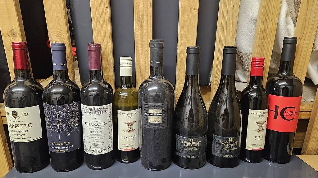 Vino: Rot- & Weissweine, 17 Flaschen  – Usato da Schwerzenbach venduto da Sellstuff 1