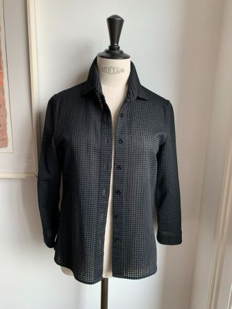 AKRIS: Exklusive schwarze Bluse mit Stickerei, 36