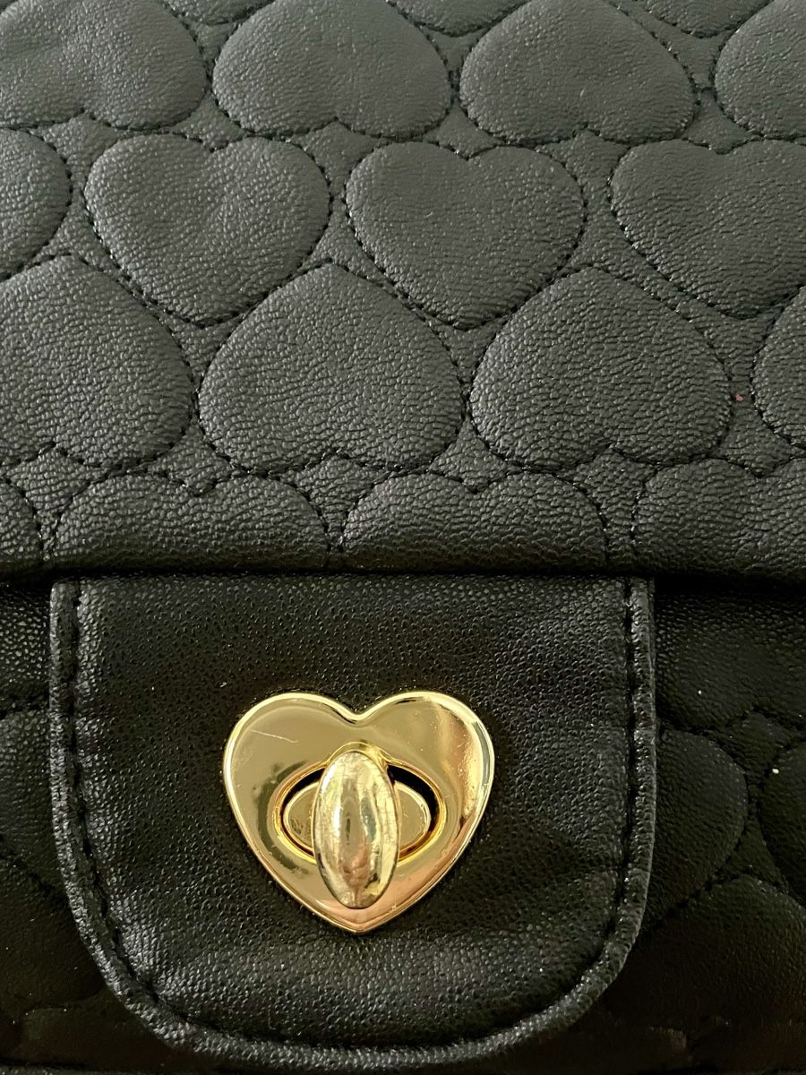 Taschen für Damen: Schwarze Handtasche mit goldener Kette & Herzchen – Gebraucht aus Zürich von MarciaBraz 4
