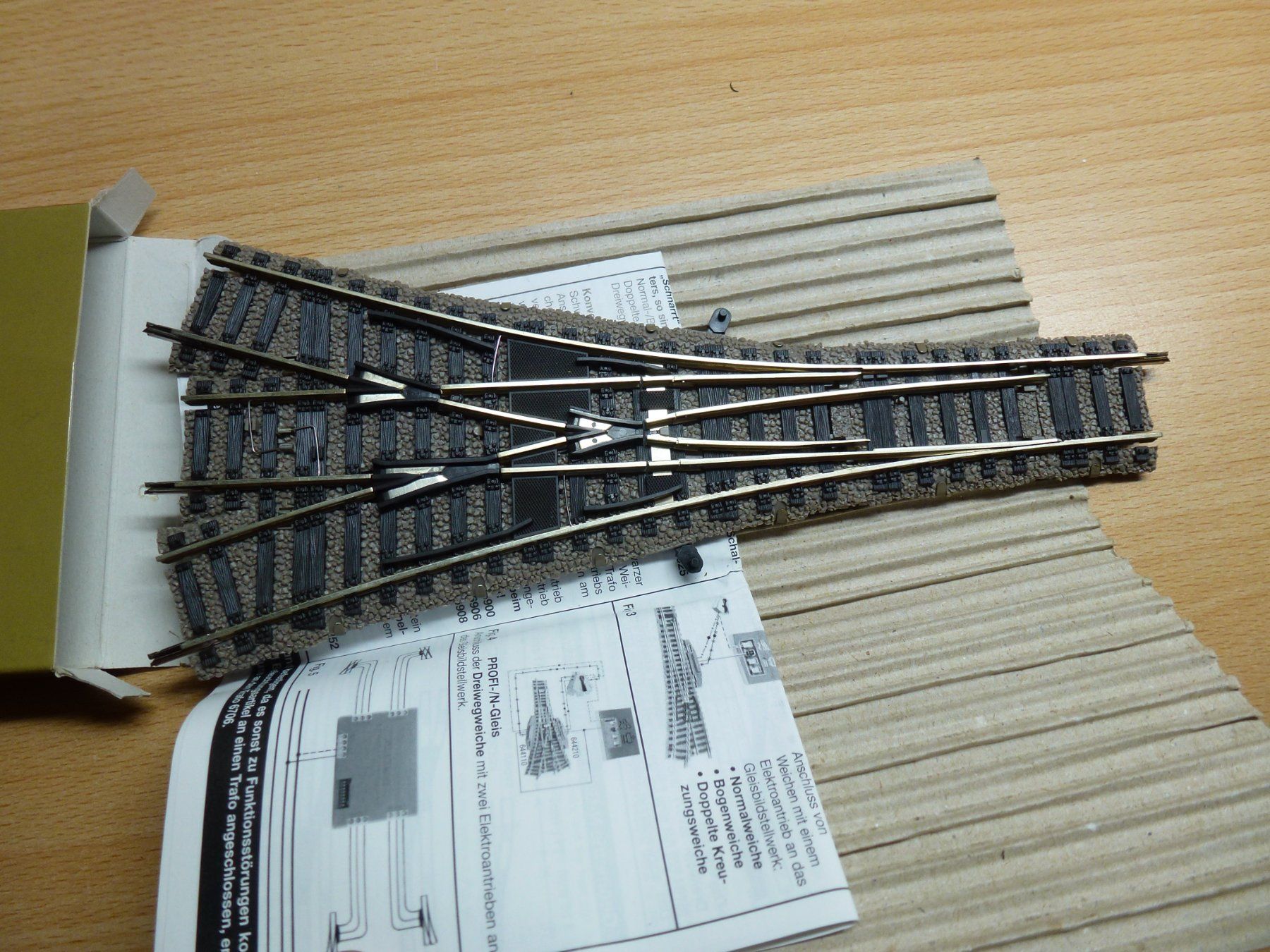 Fleischmann Modellini di ferrovie: Fleischmann H0 Profigleis Dreiwegweiche 6157 – Nuovo e nell'imballaggio originale da Hombrechtikon venduto da Se9 2