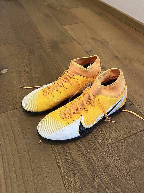 Nike Scarpe da uomo: Nike Hallenschuh gelb schwarz Gr. 40 – Usato da Ottoberg venduto da yvonne.graenacher 1