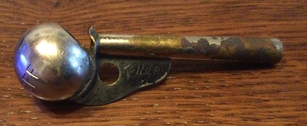 Sifflet ancien dans objets du xxe siècle et récents