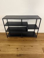 Modernes Regal im Industrial-Stil schwarz