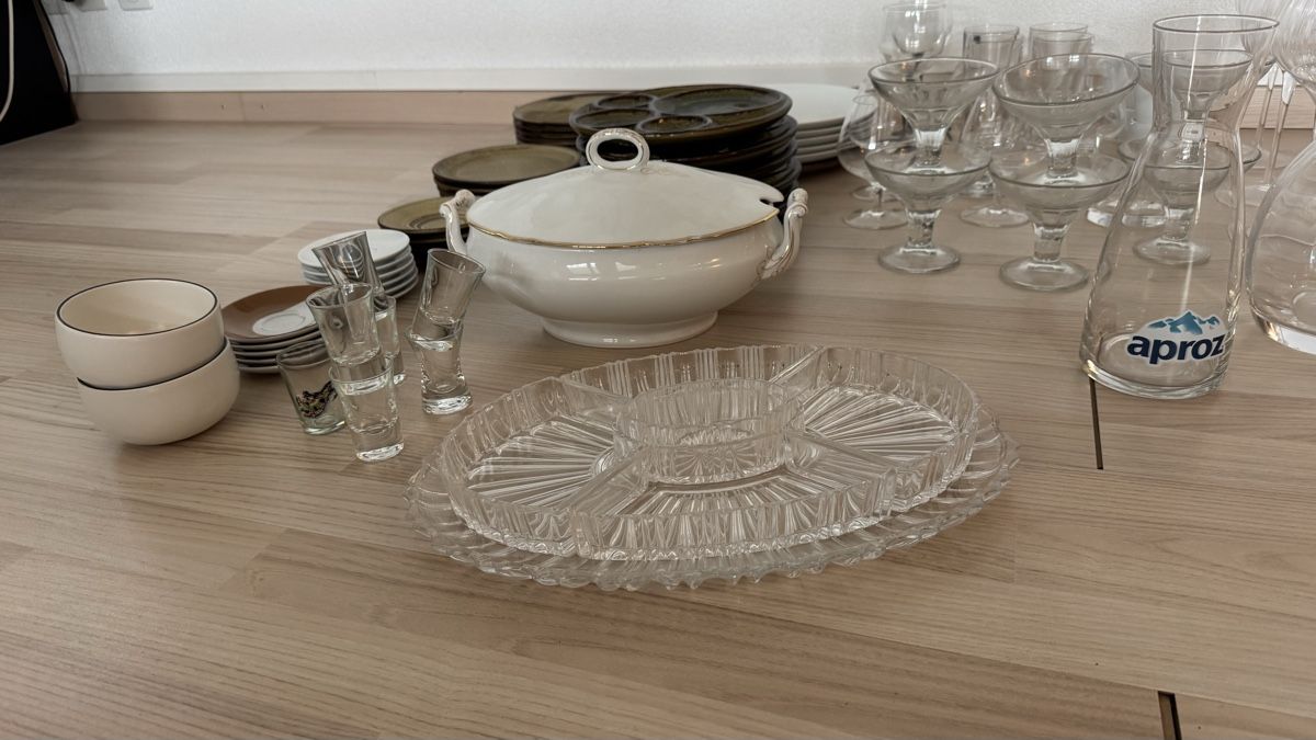 Set di piatti: Viel Geschirr und Gläser Set – Usato da Pfäffikon zh venduto da Jiim7 5