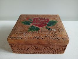Holzkästchen mit Rosenmuster - Handgeschnitzt Vintage