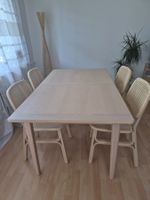 Ausziehtisch aus Holz mit 4 Stühlen aus robustem Bambus