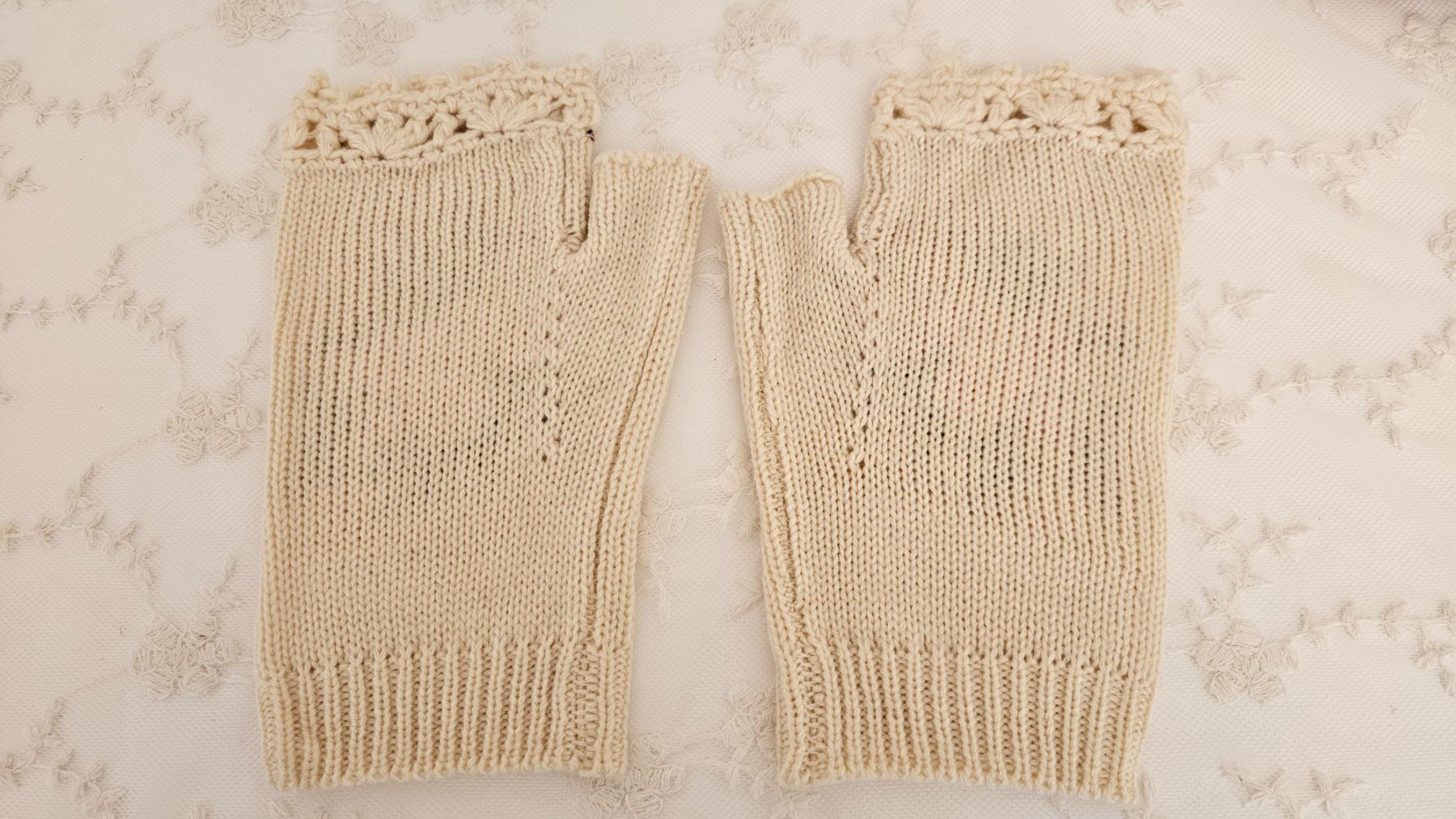 Sonstige Kleidung & Accessoires: Gestrickte Stulpen mit Blumenmuster Gr. M Beige Handschuhe – Neu und originalverpackt aus Gossau ZH von fashiontwo 3