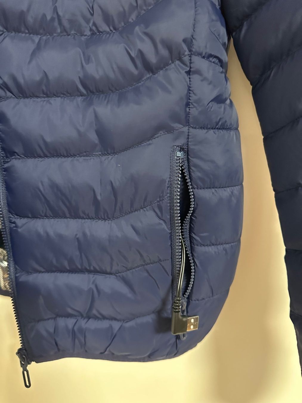 Jacken: Heizbare Daunenjacke Grösse M – Neu (gemäss Beschreibung) aus Zürich von Mas7 3