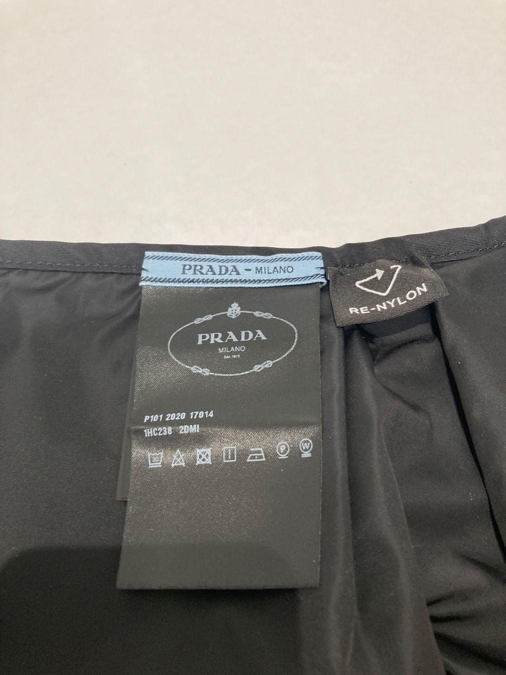 Prada Copricapi, berretti & cappellini: Prada cappuccio unisex (NEW) – Nuovo e nell'imballaggio originale da Paradiso venduto da Kayakara 9