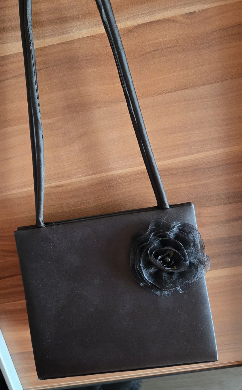 Vestiti: Elegantes, schwarzes Abendkleid mit passender Handtasche. – Usato da Oberkulm venduto da FLAME22