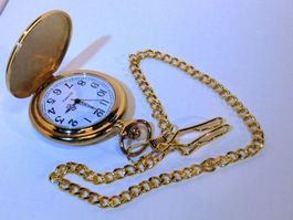 Taschenuhr goldig mit weissem Zifferblatt und Kette Quarzuhr