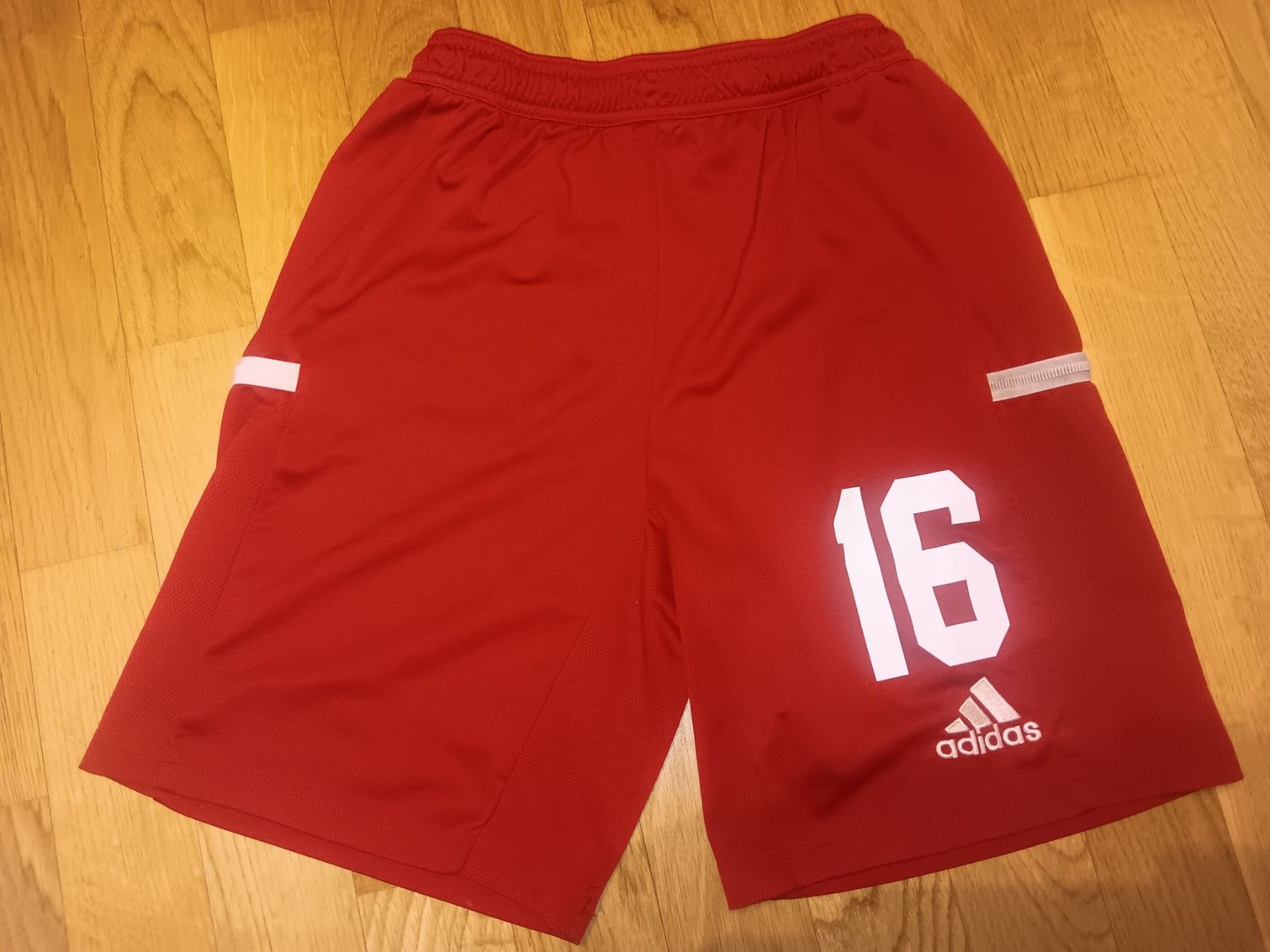 Adidas Hosen: Kurze Adidas Shorts,Gr. L – Gebraucht aus Oftringen von joa_bbm2