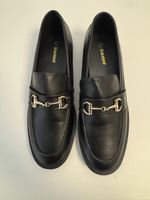 Schwarze Schuhe mit goldiger Schnalle - Gr. 41