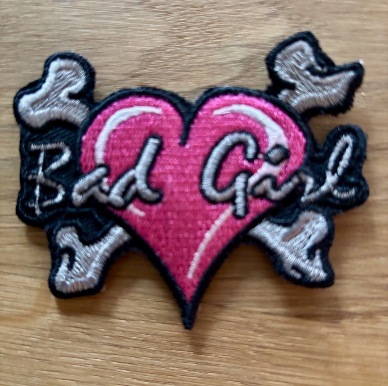 Placchette & Badge: Écusson Bad Girl, neuf – Nuovo (secondo la descrizione) da Losone venduto da courrier 2