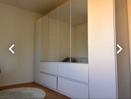 Drehtürenschrank mit Schubladen und Spiegeln