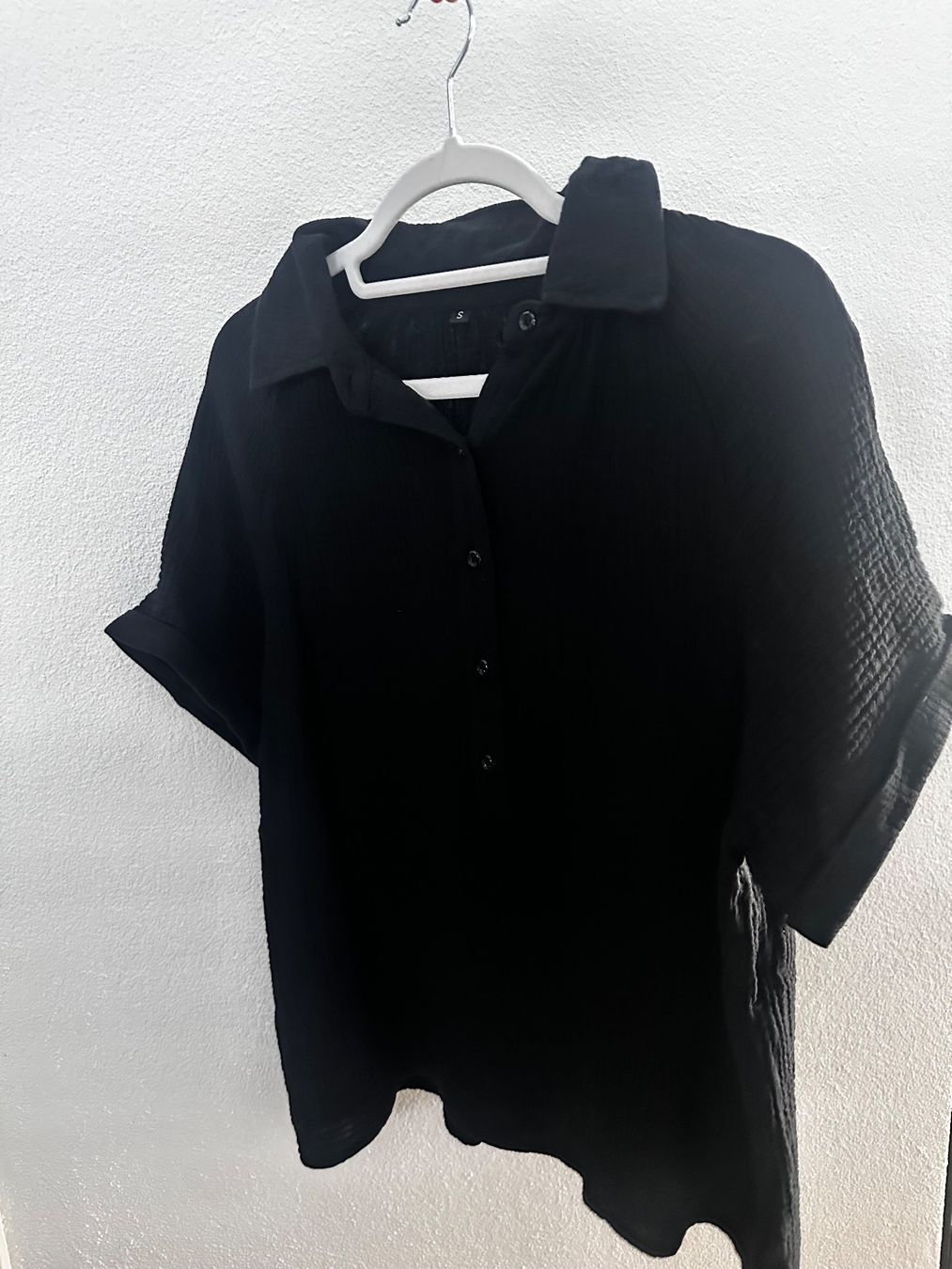 Blusen: SCHWARZE BLUSE MIT KURZARM, GRÖSSE S – Gebraucht aus Haldenstein von enie123 2