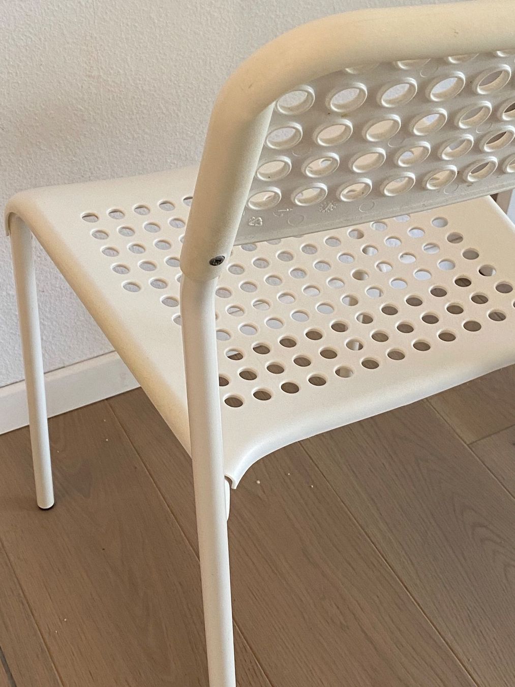Stühle: 2 robuste weisse Stühle - super Zustand! – Gebraucht aus Zürich von DeeJayJay 2