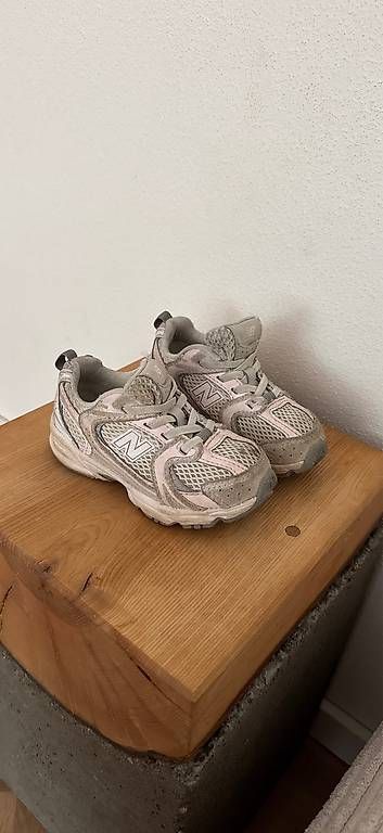 Schuhe für Mädchen: New Balance Mädchen EUR23 – Gebraucht aus Utzenstorf von lad_s52h