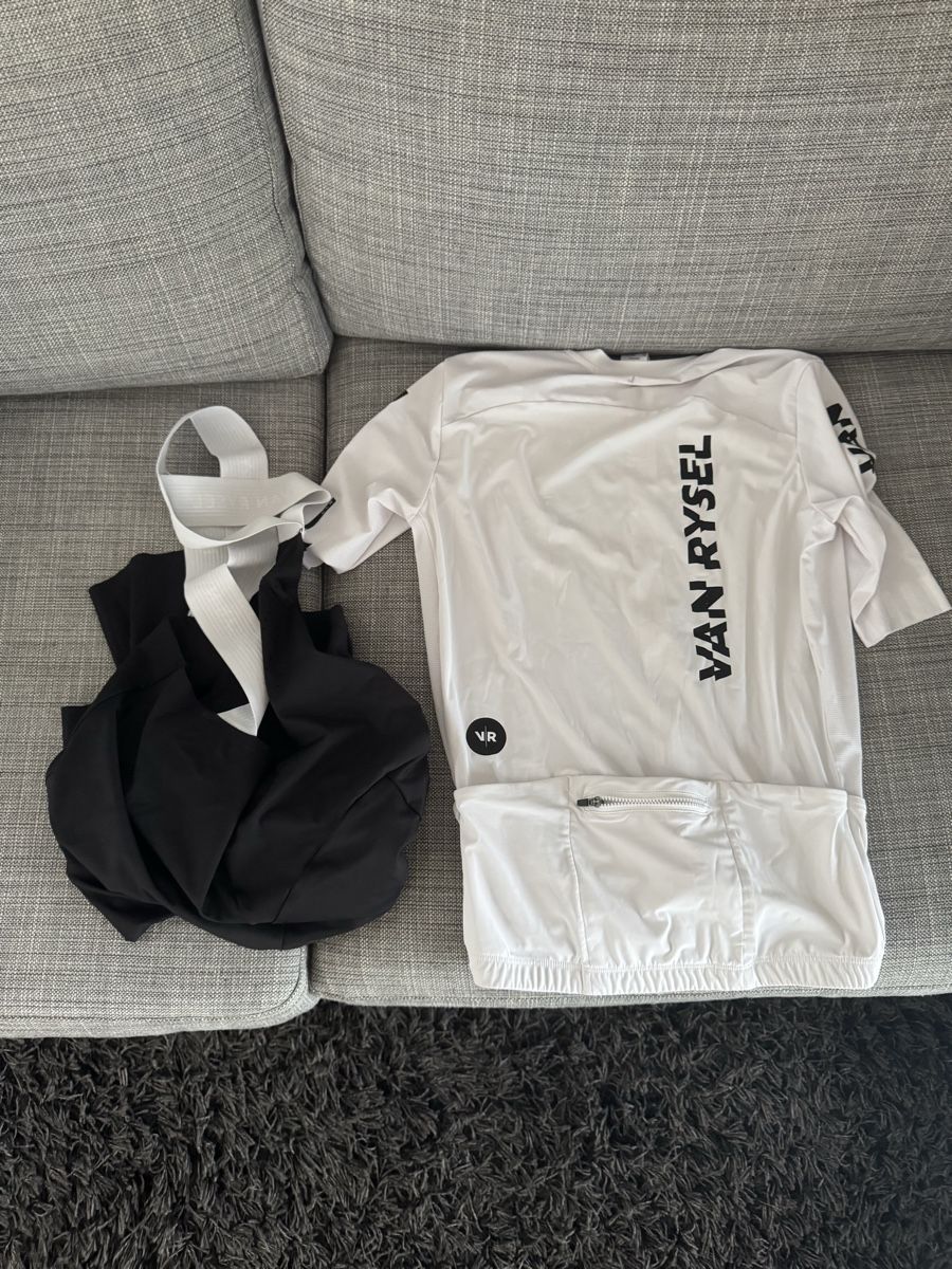 Lotti di vestiti: Cuissard et maillot Van Rysel – Nuovo (secondo la descrizione) da Granges (Veveyse) venduto da arn_j65j 1