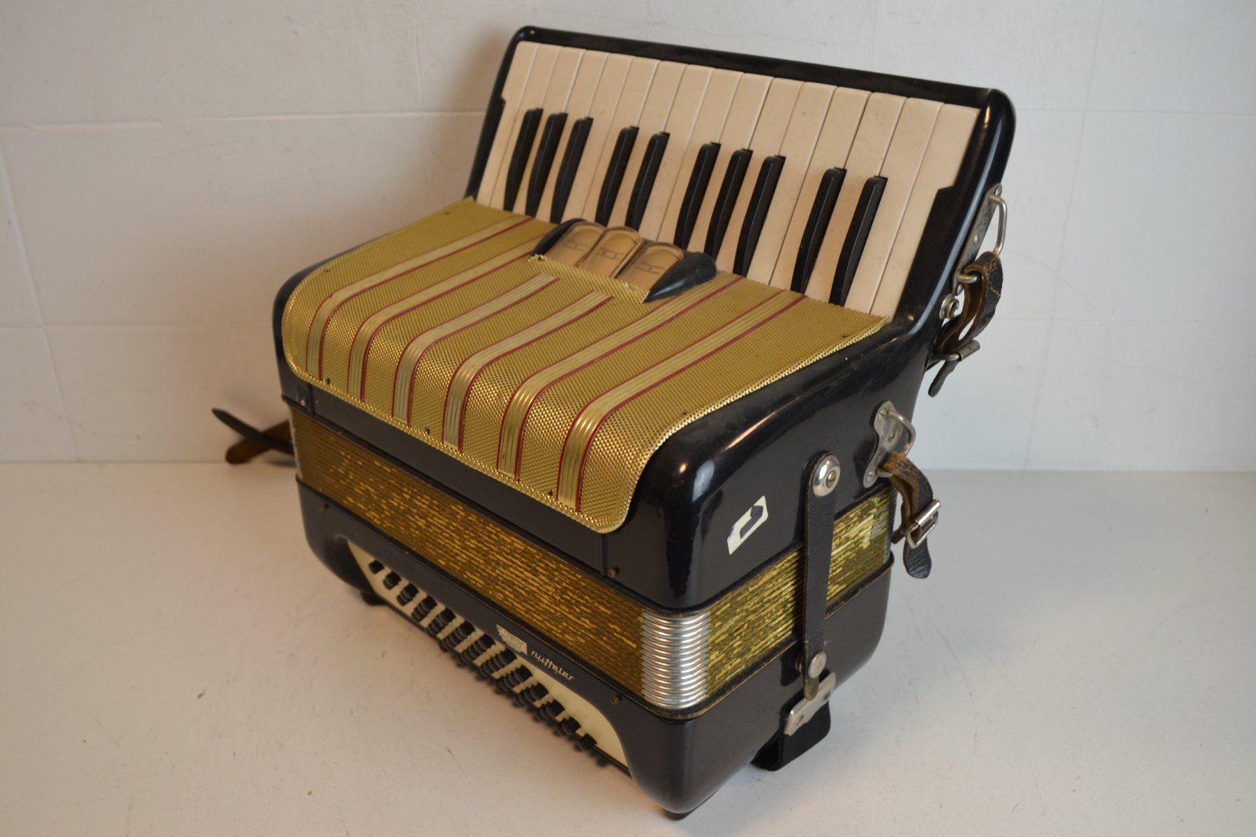 Hohner Musikinstrumente: Akkordeon chromatisch Hohner Concerto I – Gebraucht aus Zürich von Brockito 2