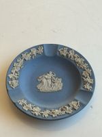 Aschenbecher Wedgwood blau mit Dekor (I13)