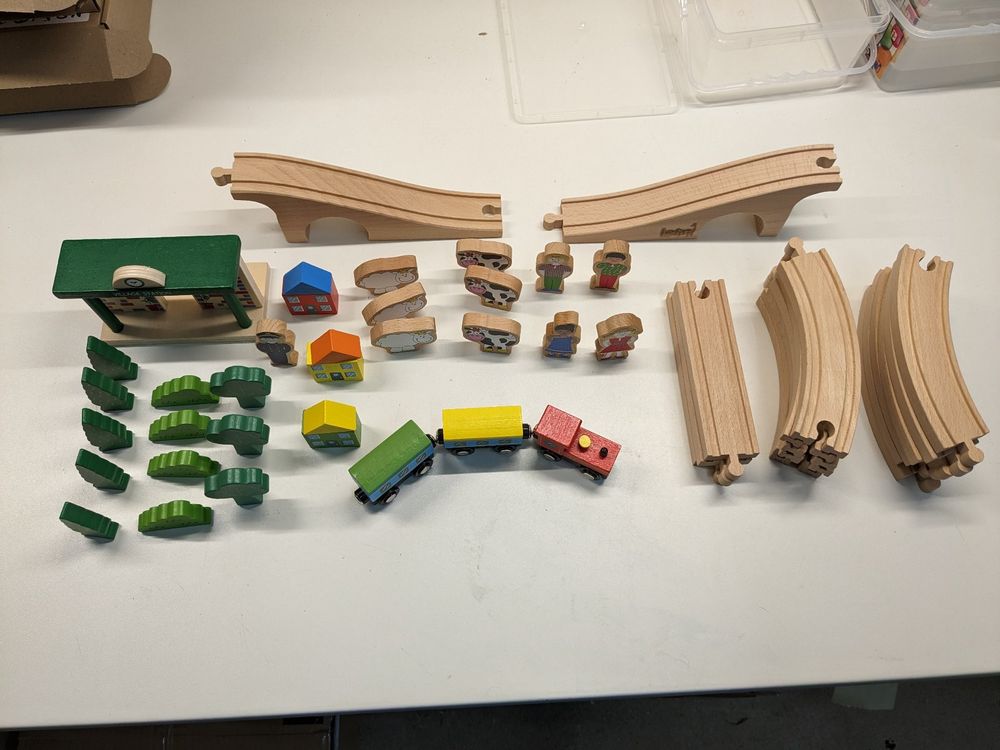 Bino Holzeisenbahn Mit Elektronischer Lok – 80-teilig, Inkl. Schienen, Waggons & Gebäuden, Für Kinder Ab 3 Jahre