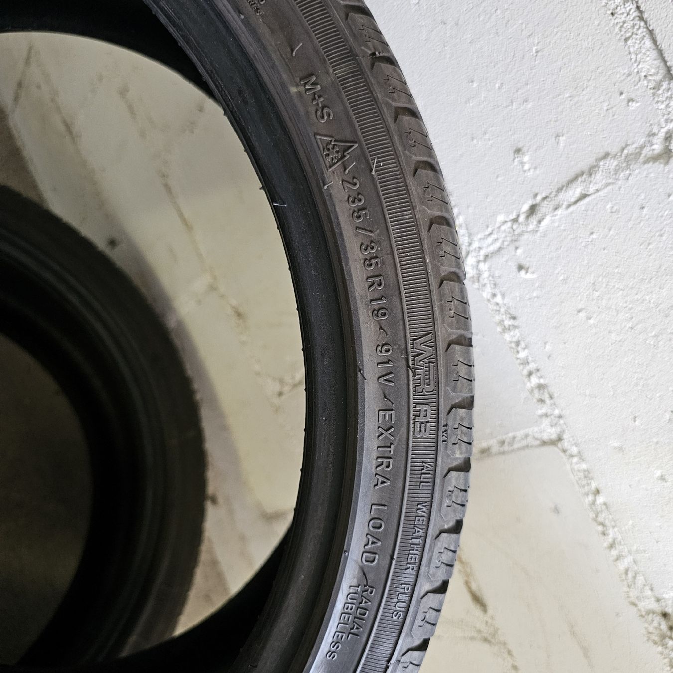 Pneumatici & Ruote complete: 2 Winterreifen 235/35R19 – Usato da Luzern venduto da CyrillUe 3