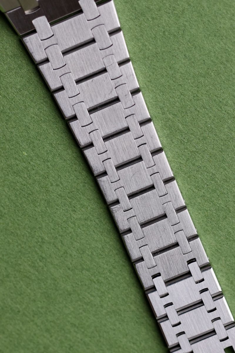 Audemars Piguet Orologi: Audemars Piguet Royal Oak Day-Date Cream Dial – Usato da Zürich venduto da Centralwatches 3