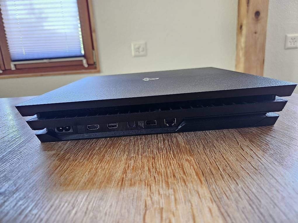 Sony Consoles: Sony PS4 Pro mit 2 Controllern und Games – D'occasion à Bichwil par steigermichel 1