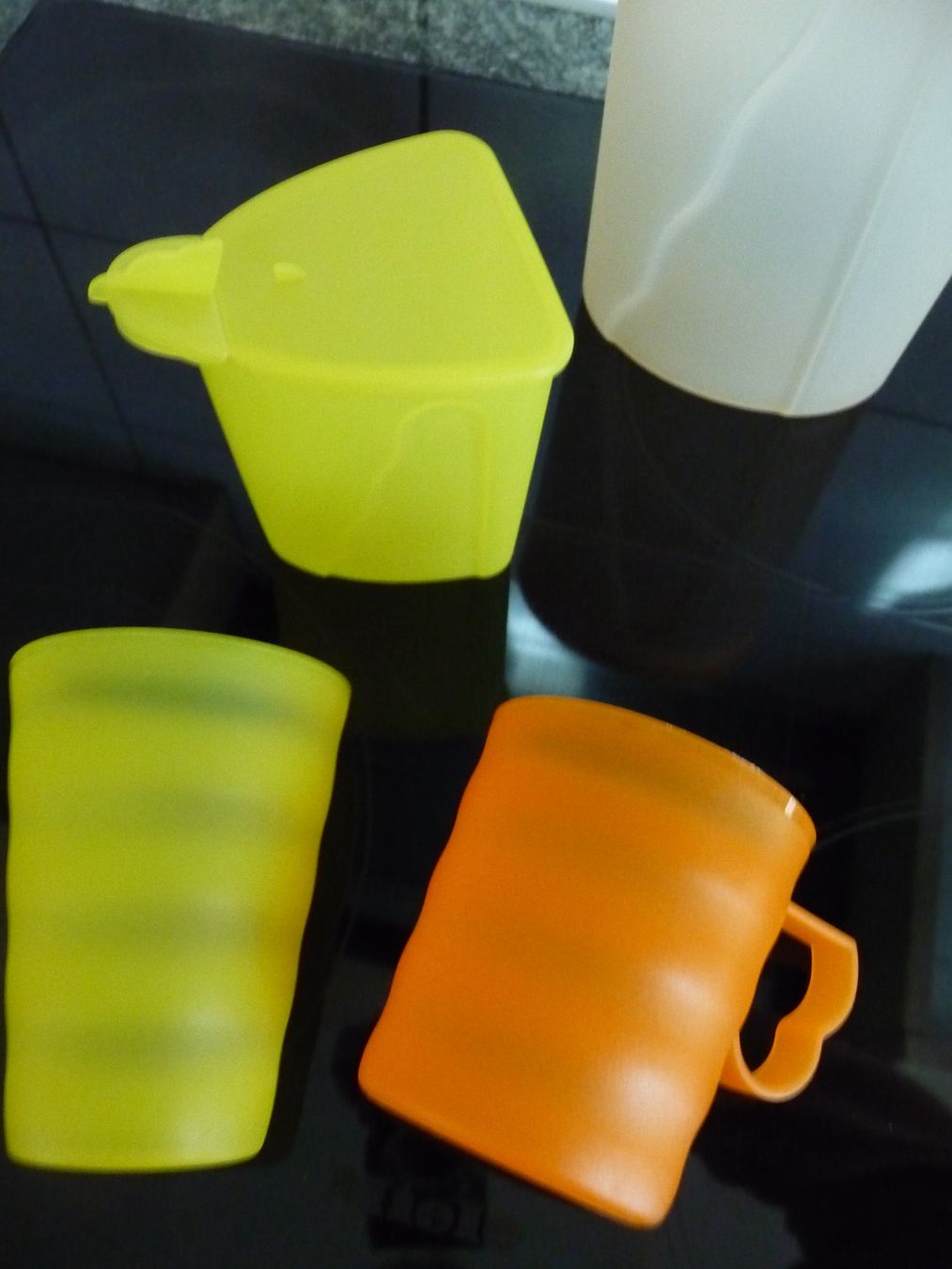 Tupperware Contenitori & Simili: Tupperware Set: Krug, Becher, Rahmhäfeli, Orange/Gelb – Usato da Kirchberg BE venduto da lavendel02 1