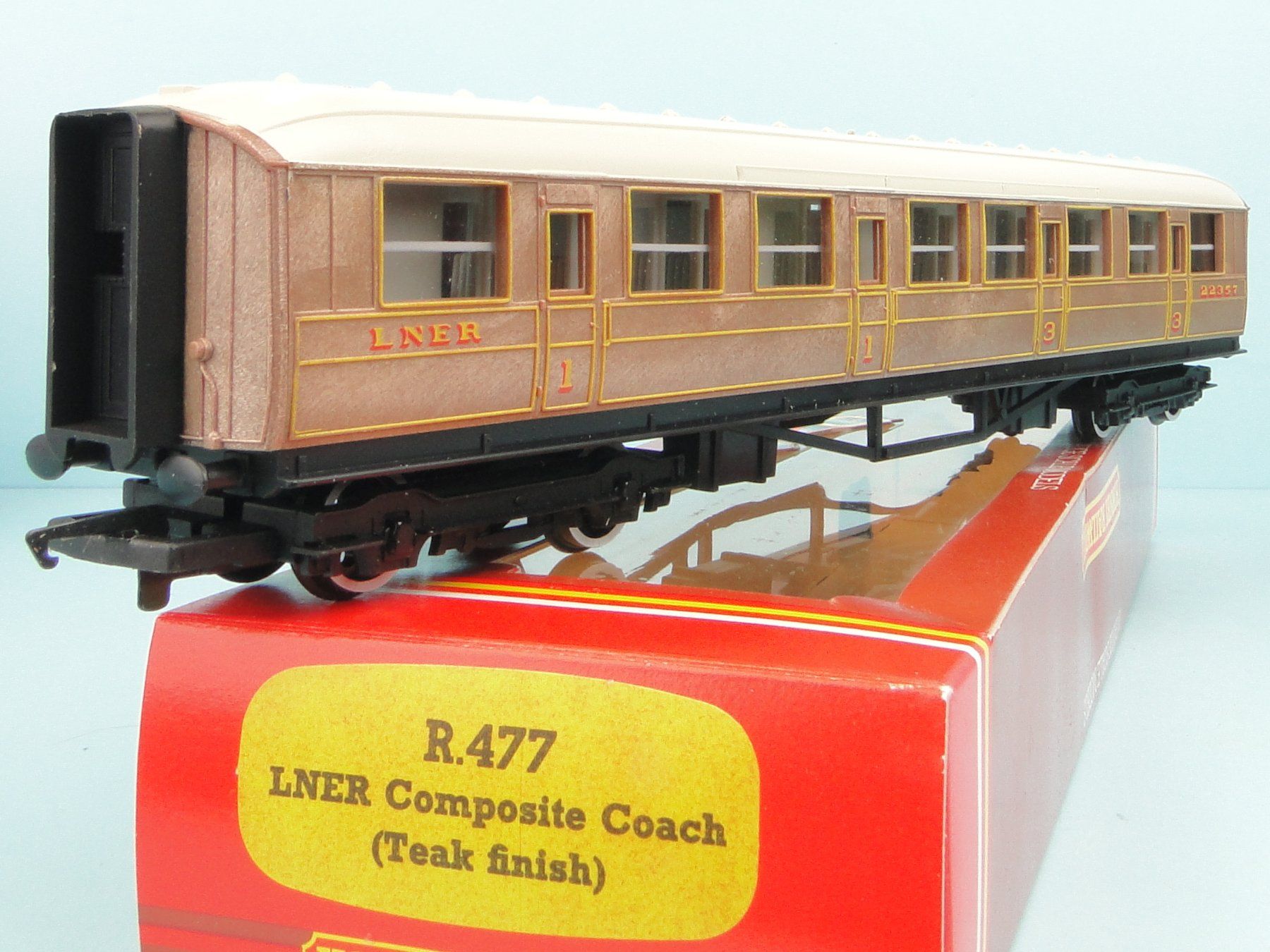 Hornby Modellini di ferrovie: Hornby R 477 LNER Coach – Usato da Bülach venduto da cann11