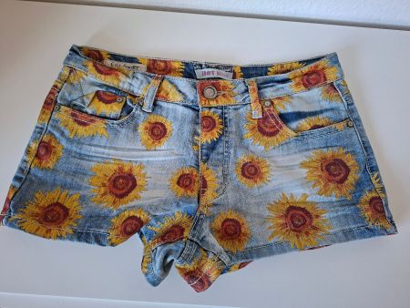 Kurze Jeans-Shorts von Hot Kiss Sonnenblumenprint Grösse S