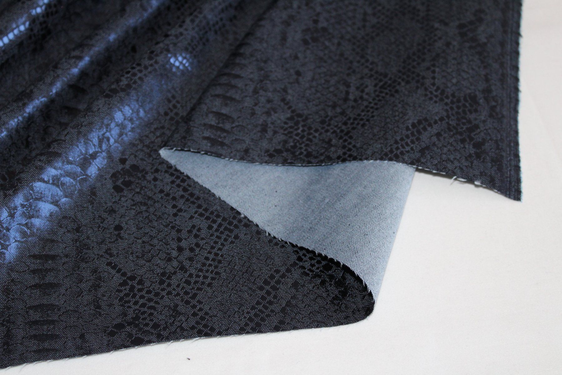 Tessuti: Stoff Jeansstoff Stretch Schlangenprint d.blau glänzend – Nuovo (secondo la descrizione) da Obfelden venduto da solomon111 2