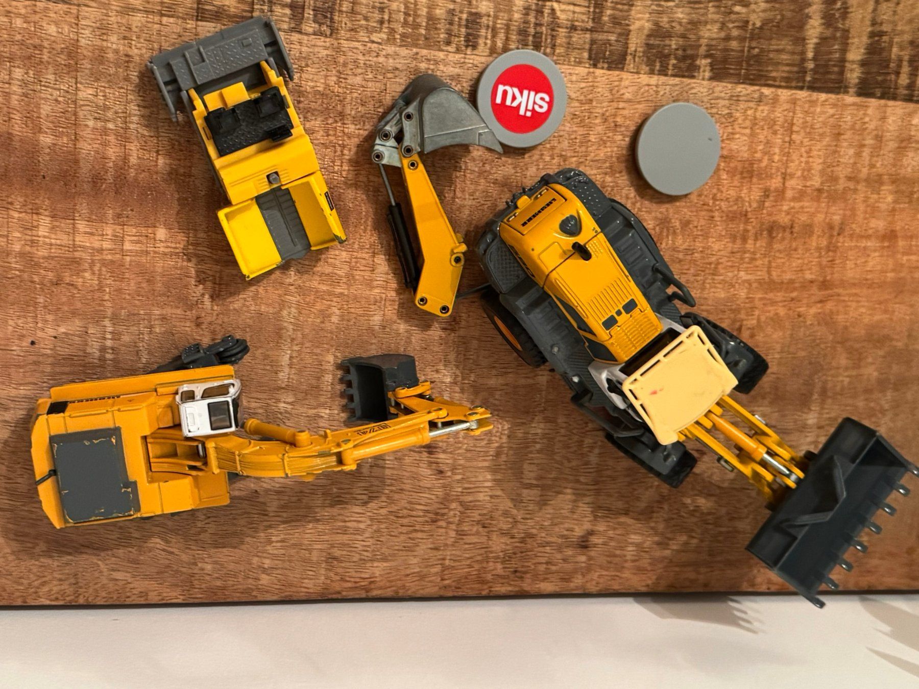Siku Giocattoli: Siku Baumaschinen Set: Liebherr, Bagger, Walze, Sammlung – Usato da Uhwiesen venduto da mic_kd6g 2