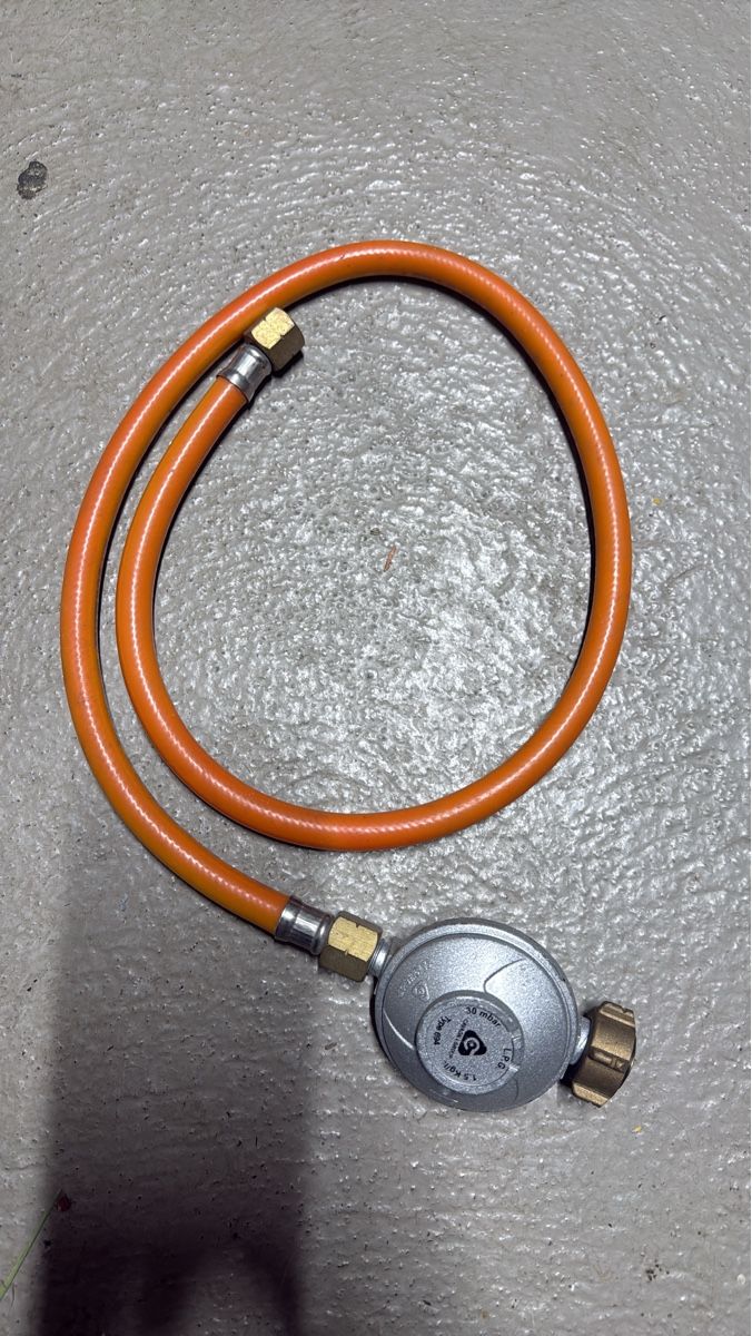 Atemregler & Jackets: Tuyau et détendeur gaz – Gebraucht aus Chézard-St-Martin von kdu_f9lw