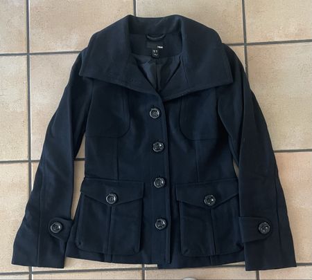 Giacca nera H&M, taglia 36, perfetta per l'autunno!