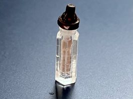 Milchflasche (Schoppen, klar, "gefüllt") für Puppenstuben.