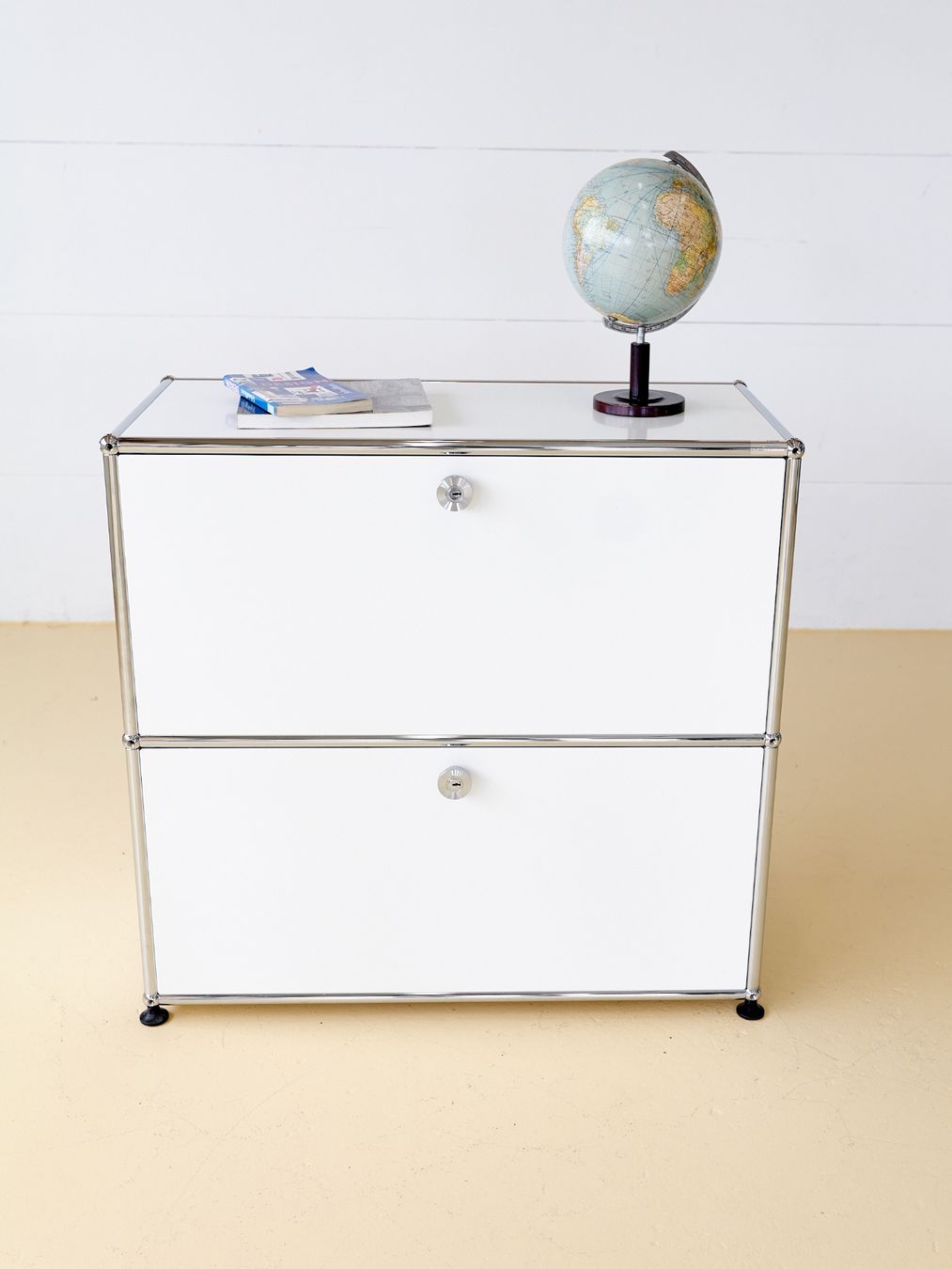 USM Cassettiere: USM Sideboard in Reinweiss mit Auszugtablar – Usato da Meinisberg venduto da atelier_TILIJA 1