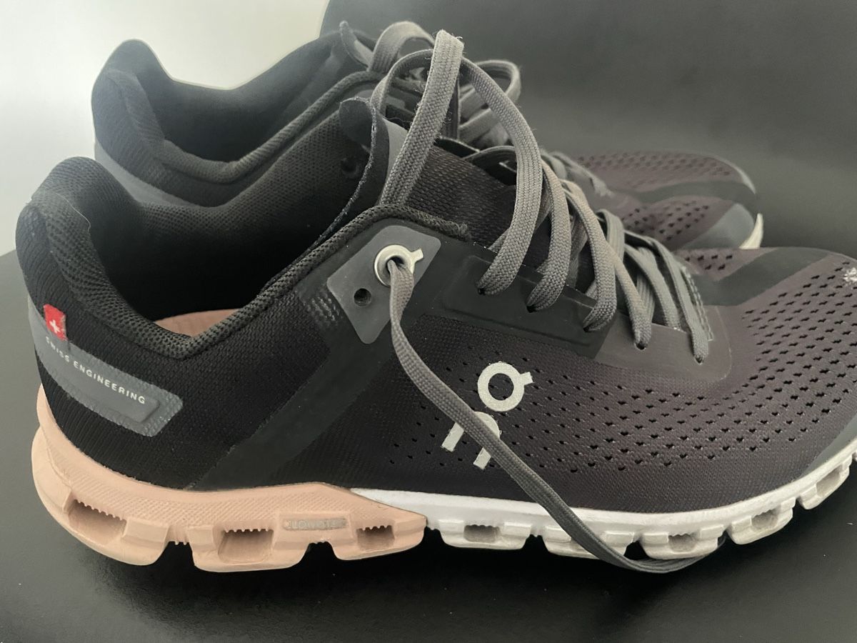 On Chaussures femmes: OnCloud On Cloud Running Shoes 37,5 – D'occasion à Unterägeri par Rogucha 1