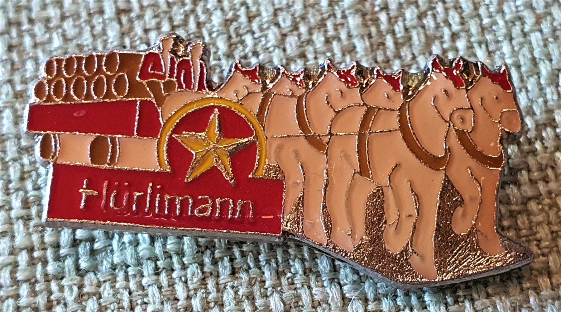 Placchette & Badge: J977 Pin Hürlimann Bier Pferdewagen – Usato da Reinach BL venduto da Boston-Verkauf