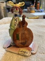 Clown Figur mit Bass, Keramik, signiert Zampiva (Q)