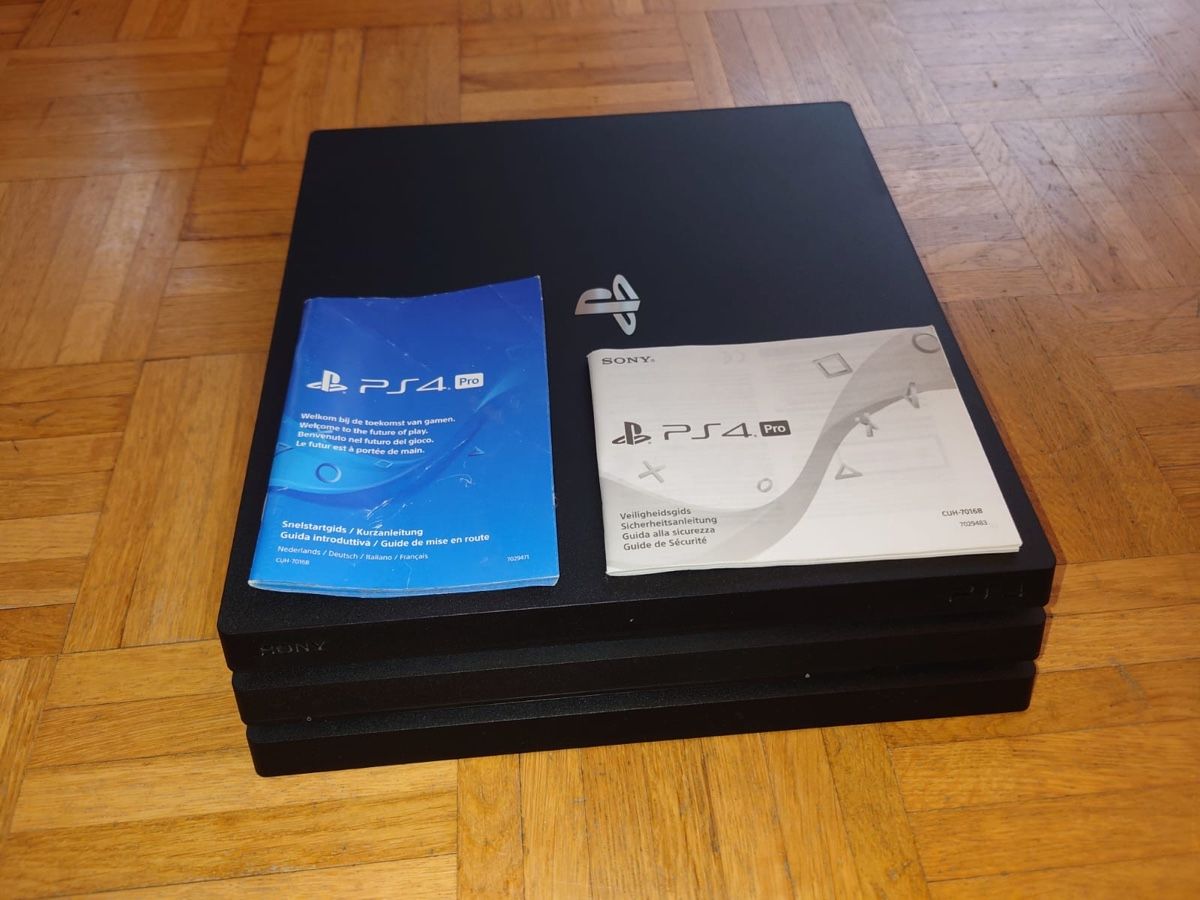 Sony Console: PlayStation 4 PRO, complète, état : comme neuve. – Nuovo (secondo la descrizione) da Biel/Bienne venduto da Djemel-Boughrassa
