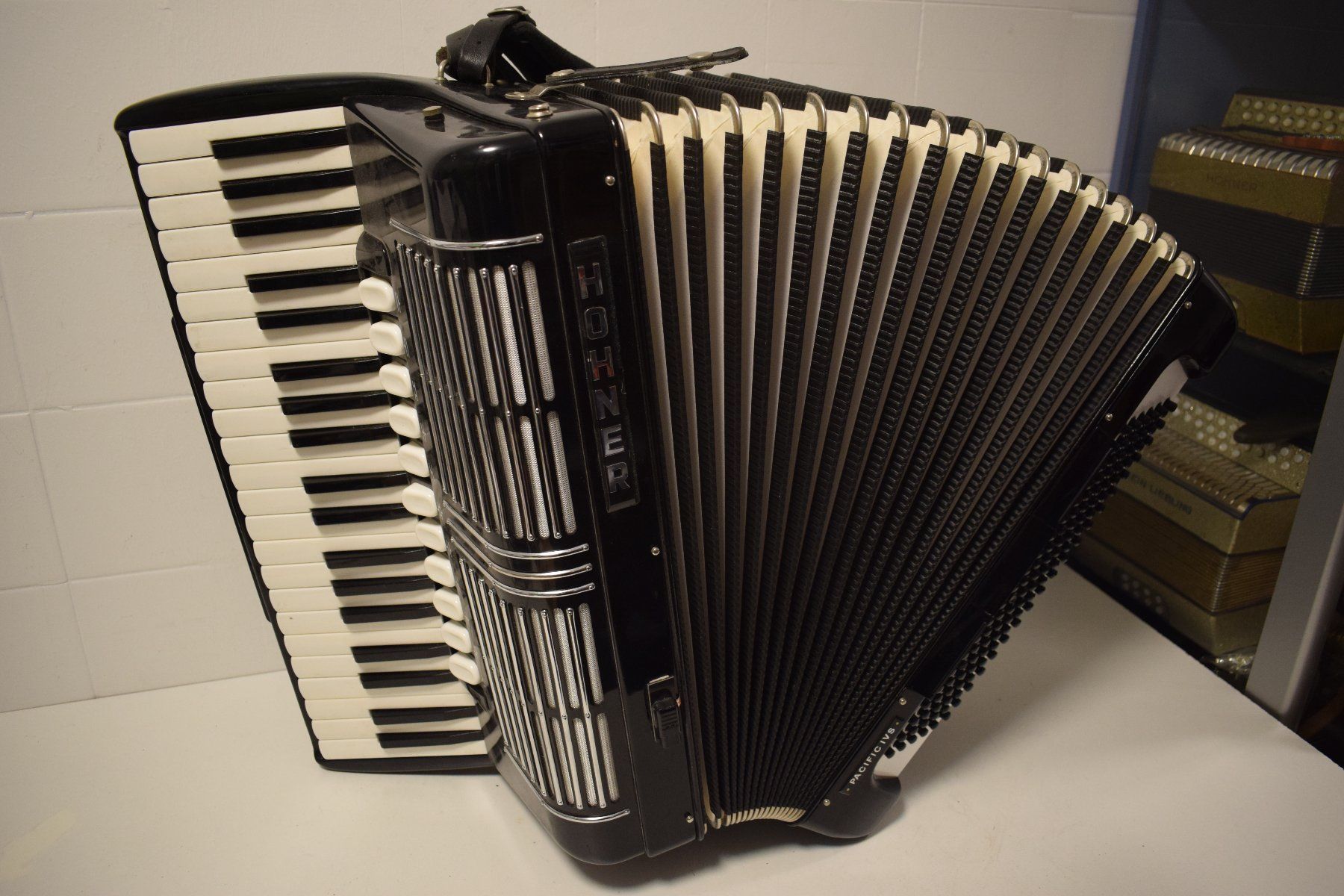 Strumenti musicali: Akkordeon chromatisch Hohner Pacific IV S mit Midi – Usato da Zürich venduto da baumusik 4