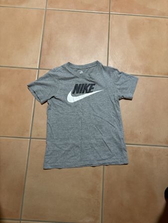 T-shirt Nike gris taille S 137-148 cm bon état