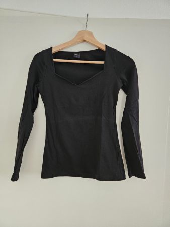 Schwarzes Shirt Gr.XS mit elegantem Ausschnitt